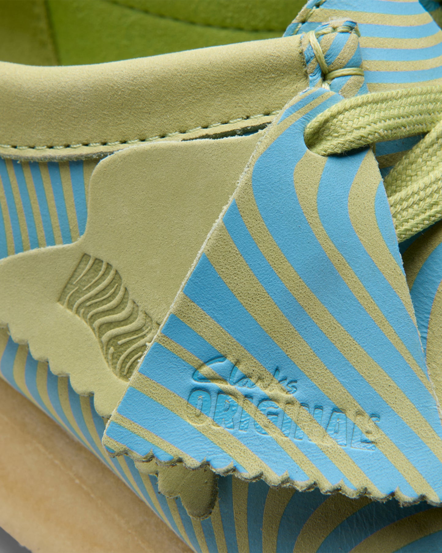 Wallabee. (W) Blue/Lime Print